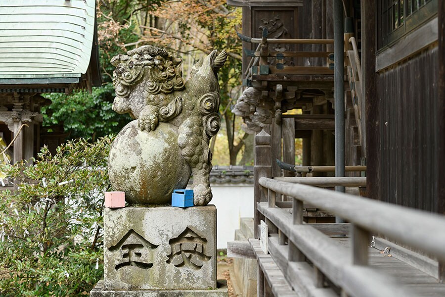 八坂社(富来神社)にあるパワースポット「開運運玉唐獅子像」。
