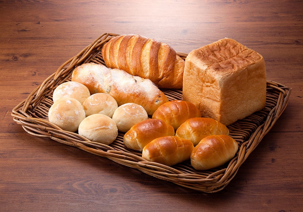 食パン1斤角型、ミニレーズンパン、ソフトフランス、ロールパン、ヴィエノワがセットになった「Bセット」2,000円。自然解凍していただいて。