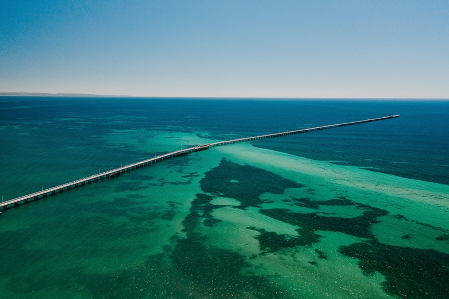 青い海に向かって真っすぐにのびるバッセルトン桟橋。Photo：Tourism Western Australia