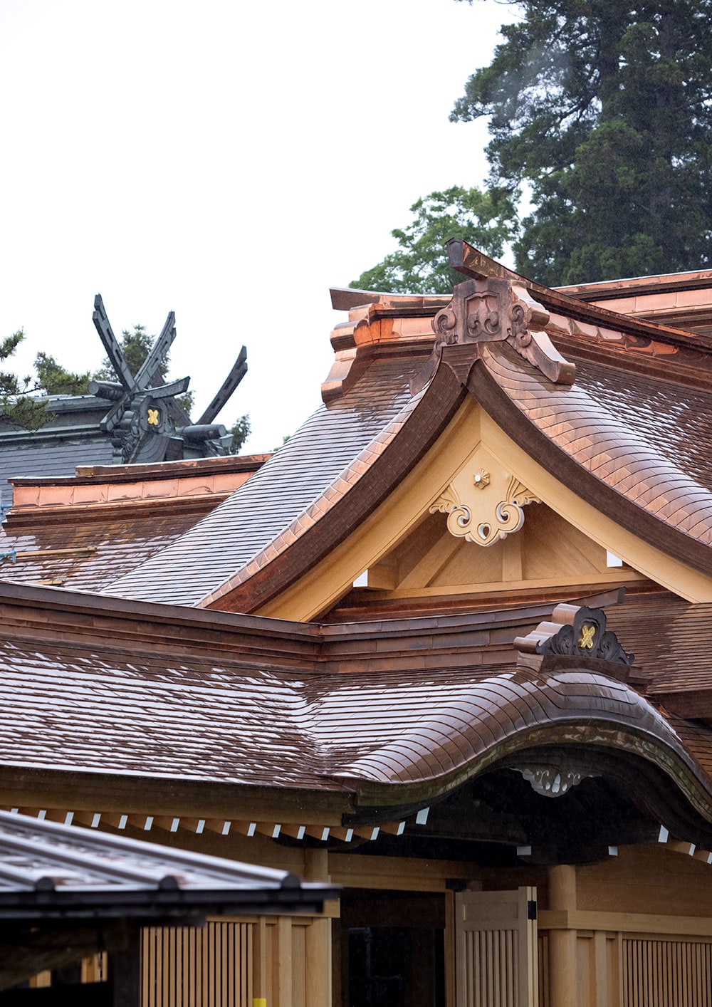 銅板屋根も美しい拝殿。