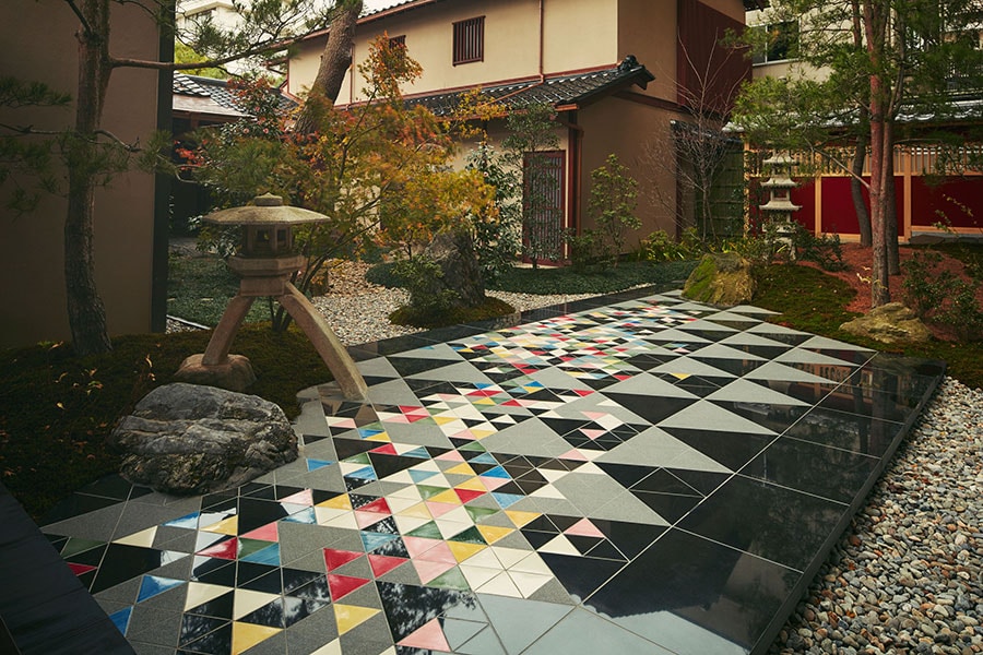 九谷焼の色鮮やかなタイルで友禅流しを表現した中庭。