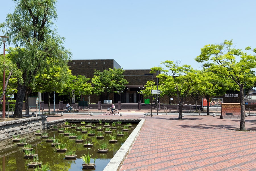「新潟市美術館」は、ル・コルビュジエに師事した新潟市出身の近代建築家・前川國男の最晩年に手がけた作品。「西大畑公園」の向かいにあり、公園の敷地も含めてこの一帯を設計。©今井智己