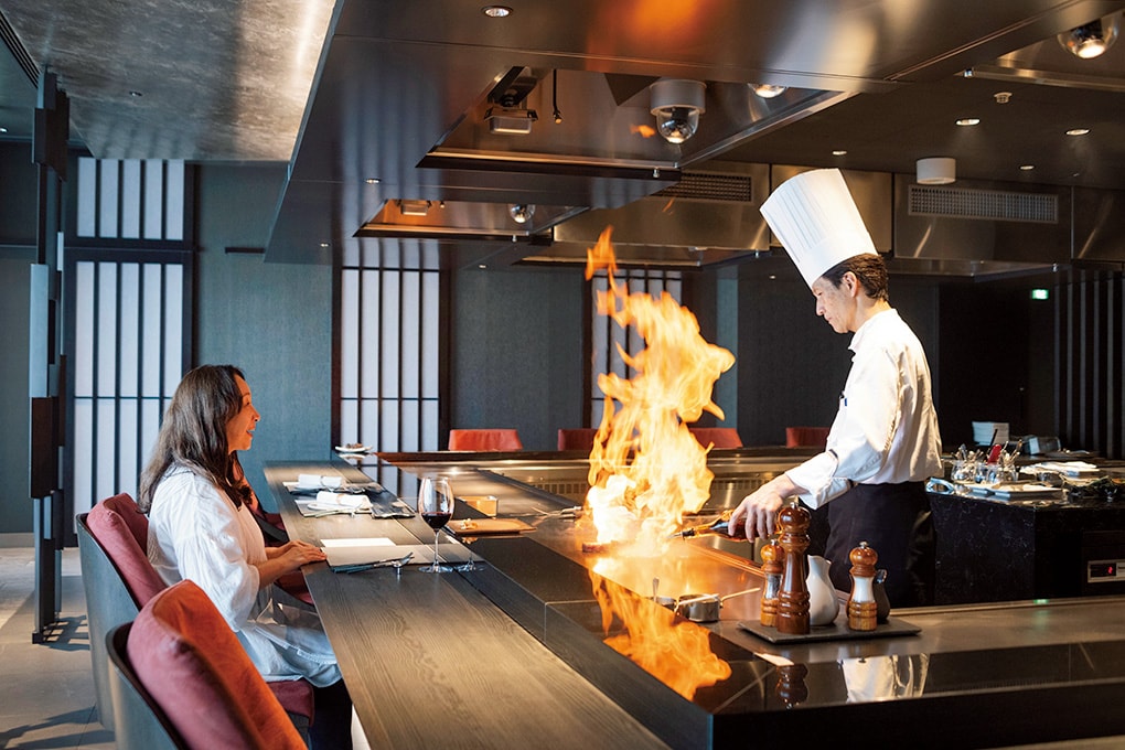 ひとり宿泊でも可能なグリルコースは料理人との会話が楽しい。メニューは2カ月ごとに替わる。