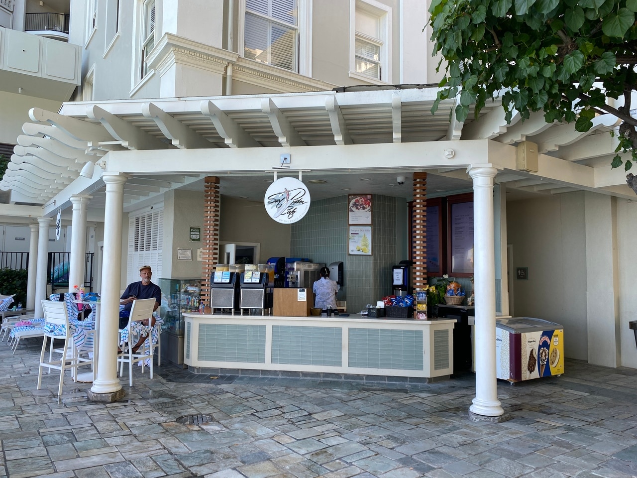 私はいつも、プールサイドにある通し営業の売店「Surfrider Café」で購入しています。