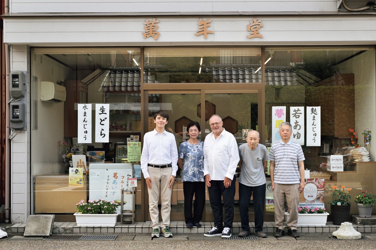 鯖江市の1925年創業「亀屋萬年堂」にて、右から、3代目・桑原栄さん、2代目・愼吾さん、ジャン＝ポール・エヴァンさん、愼吾さんの妻・加代子さん、ジャン＝ポール・エヴァンさんの息子・アントナン君。