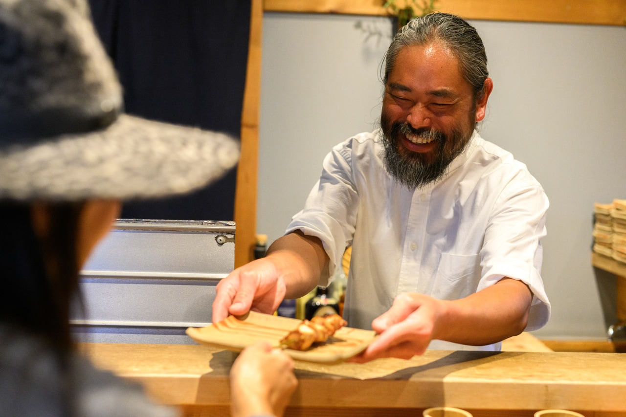 店主の小橋さん。1本ずつ焼き上がりをこうして手渡ししてくれます。