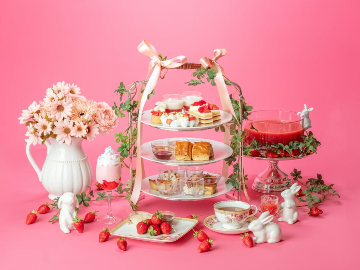 「LA SUITE Strawberry Afternoon Tea」のイメージ。シーズナルドリンク付6,160円、ロゼスパークリング付6,490円、グラスシャンパーニュ付7,480円（すべて税込・サ別）。提供期間／2025年1月1日（水）～4月30日（水）。