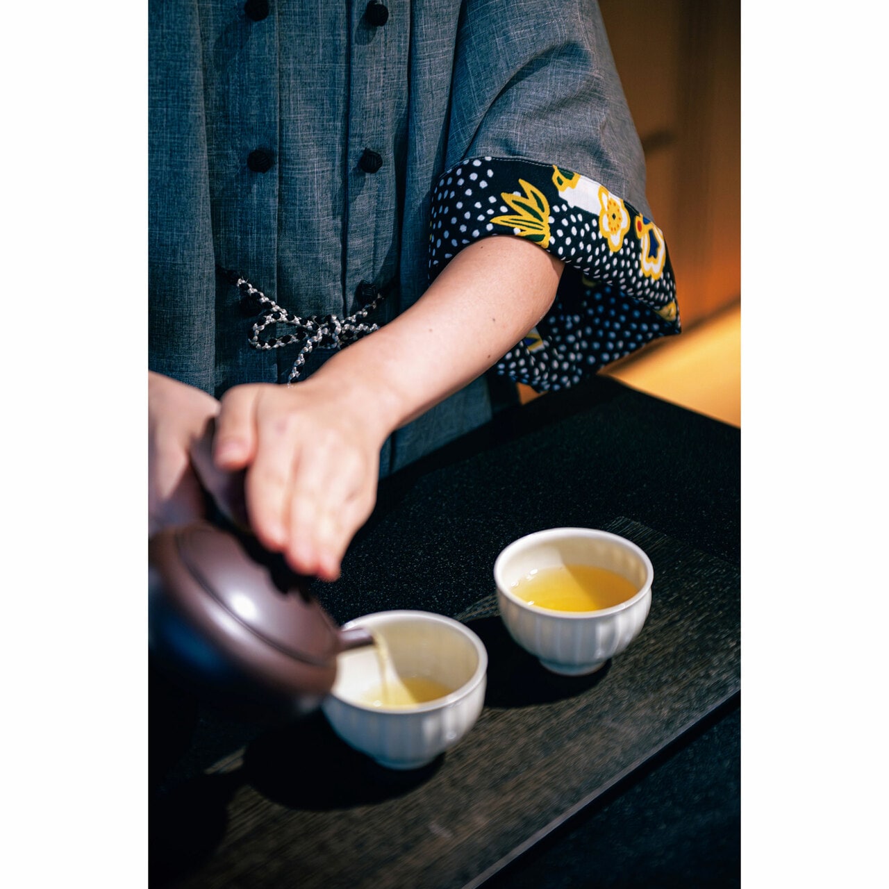 スタッフが着ているグレーの制服の裏地は、伝統的な宝尽くし模様。袖口を折り返すと鮮やかな裏地が現れる。江戸の洒落っ気が心にくい。