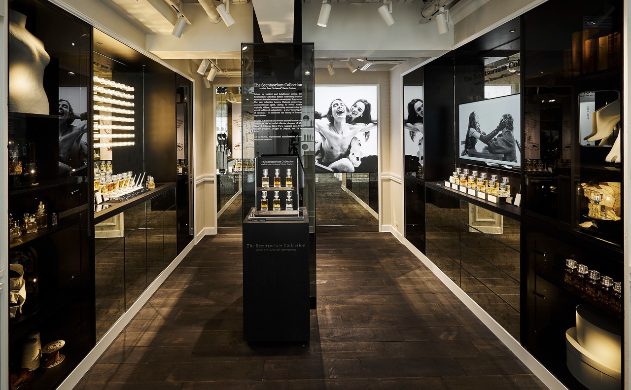 漆黒とウッドを基調とした特別なブース「Scentsorium（センツォリウム）」。