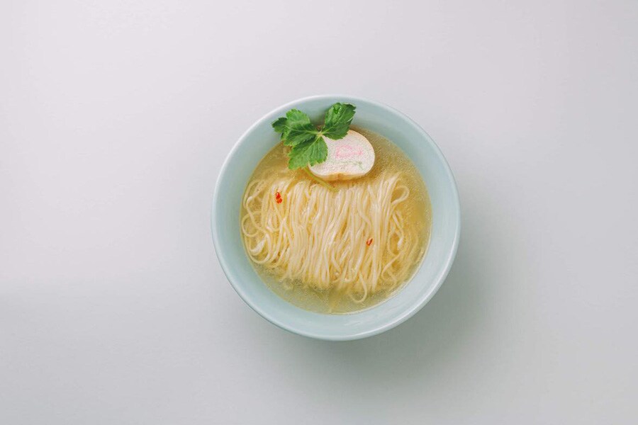 透きとおるようなスープは「高原比内地鶏」を贅沢に使用。