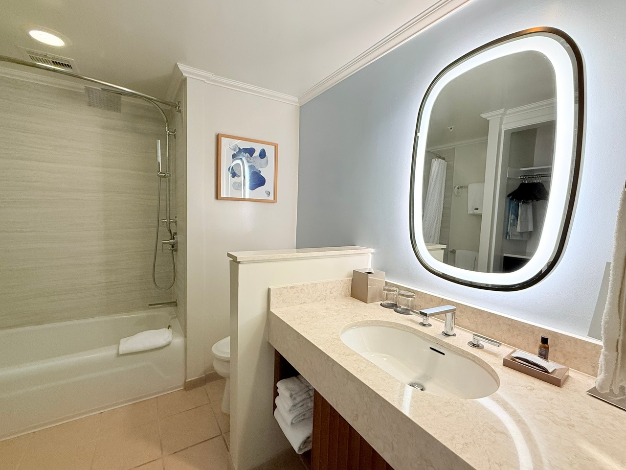 洗面台とバスルームも明るい空間に。