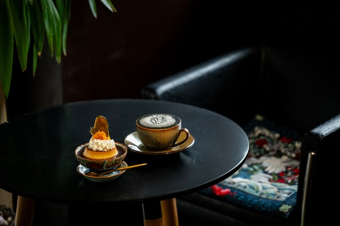 Frank dam カフェ　アート 474mm × 459mm 高田馬場にステキすぎる空間》飴細工が美しいほうじ茶プリン、真っ黒な