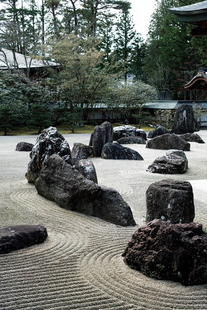 金剛峯寺の「蟠龍庭」。石庭では国内最大級。雲海の中で一対の龍が奥殿を守っている様を表現。