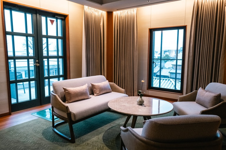 弥栄スイートのリビングルーム。部屋に籠り、落ち着いて思索にふけるような過ごし方もありですね。