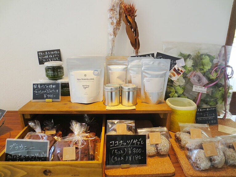 夫妻がお気に入りの紅茶やグラノーラも販売。