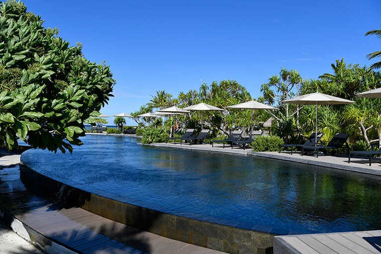 メインプール。各パラソルでプライバシーを確保できるレイアウト。