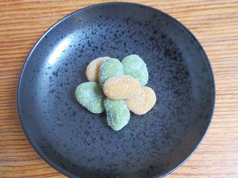 ２色の愛らしい「春日の豆」。