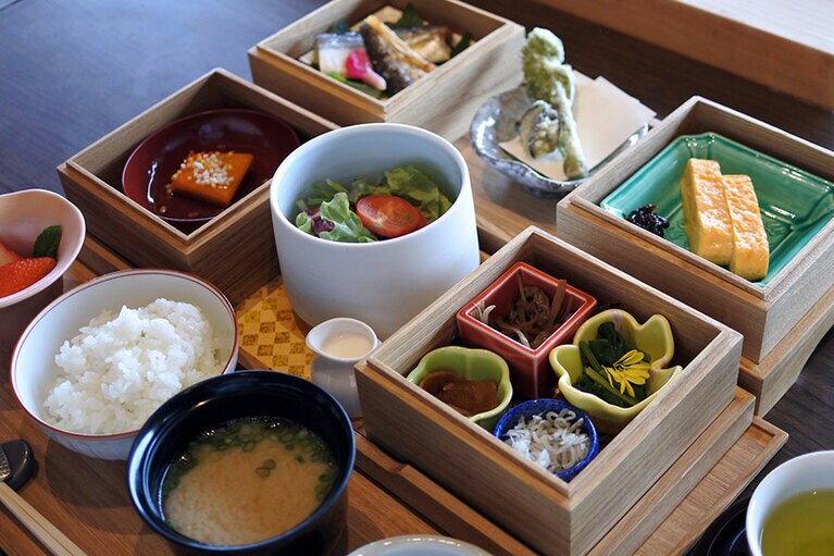 至福の朝ごはん。つやつやの壱岐米は総支配人の自家栽培(なくなり次第終了)。