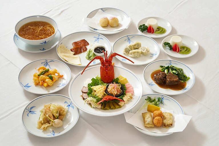 コース料理は1人前6,600円〜。※写真は伊勢海老付き前菜のある11,000円コースのイメージ。