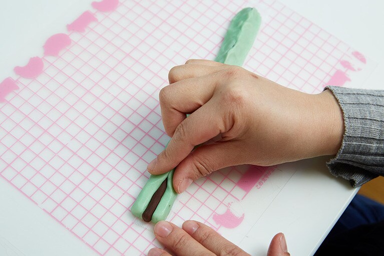 クッキー生地でパーツを作ります。