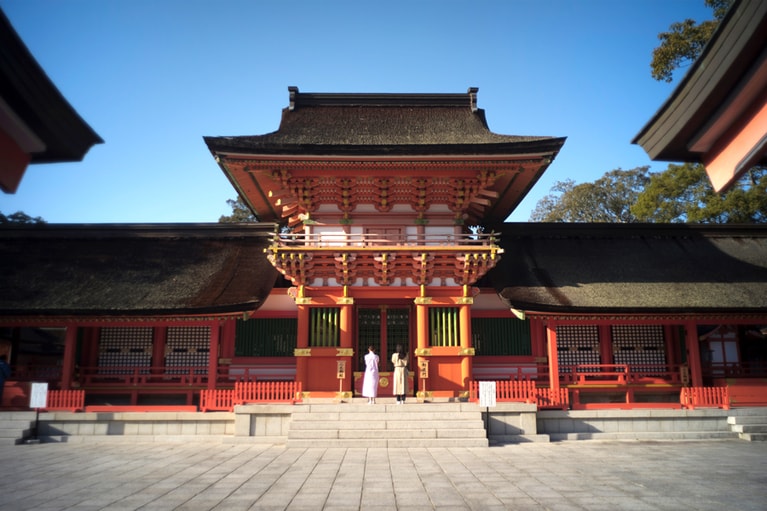 一之御殿・二之御殿・三之御殿の3殿が並ぶ宇佐神宮本殿。朱塗柱が壮麗な八幡造で国宝に指定されている。