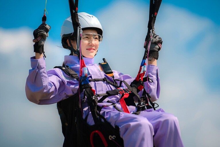 パラグライダーで北朝鮮に向かって飛ぶユン・セリ。(C)CultureDepot. (C)STUDIO DRAGON CORP