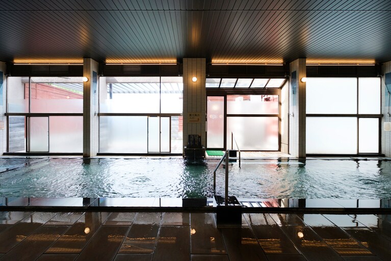 内湯も露天風呂と同様に広々とした大空間。