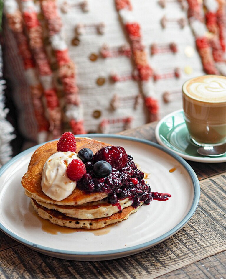 レストラン・カフェは、ドロップインもOK。バターミルク・パンケーキのベリーコンポートとギリシャヨーグルト添え(12ポンド)ほか、週末のブランチメニューも充実。