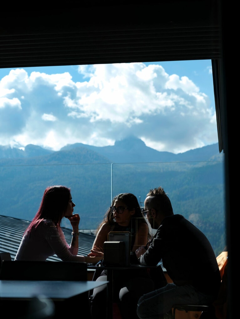 イン片手に語らう。ともに過ごす。“共生”は山での暮らしに大切なキーワード。