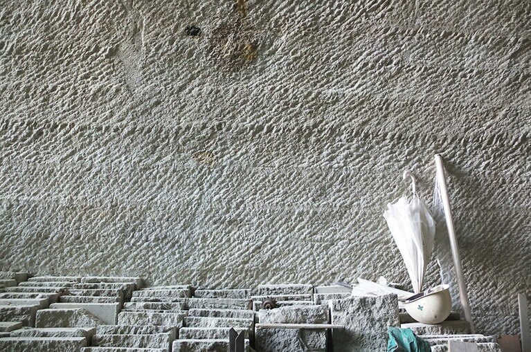 ［日本遺産・滝ヶ原地区］石を手掘りしたあとの石壁。振り下ろされたツルハシの跡が美しい模様を描きます。