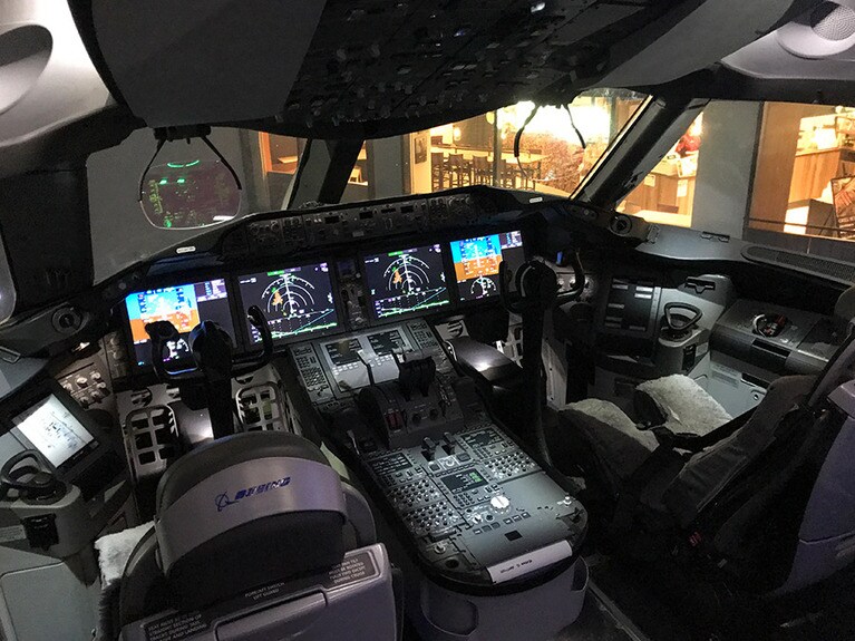 階段を上ってコックピットを見学することもできる。なんと、計器類の電源が入った状態だ！