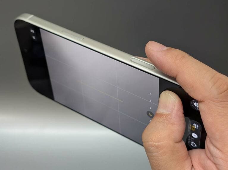 iPhoneのカメラコントロールは、シャッターを切るなどの機能が使えますが、うっかり触れて意図しない挙動を引き起こすこともしばしばあります