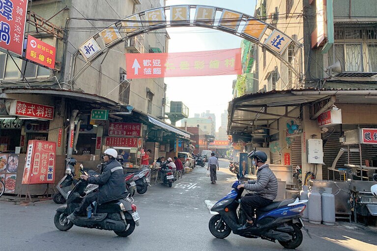 「美食ストリート」の目印となるアーチ形の看板。