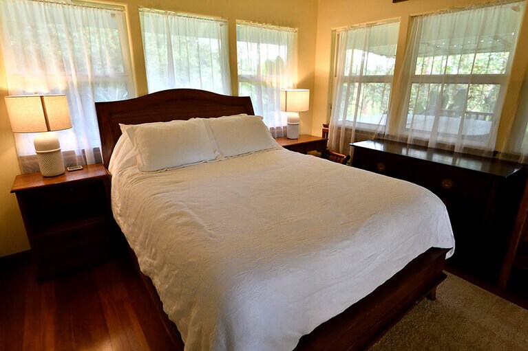 クラシカルなベッドが何とも落ち着く。