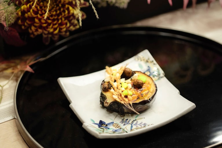 「雲海」の季節の会席の進肴「丸茄子二色味噌田楽」。むかごと茶豆、花新米を添えた秋を感じる一品だ。
