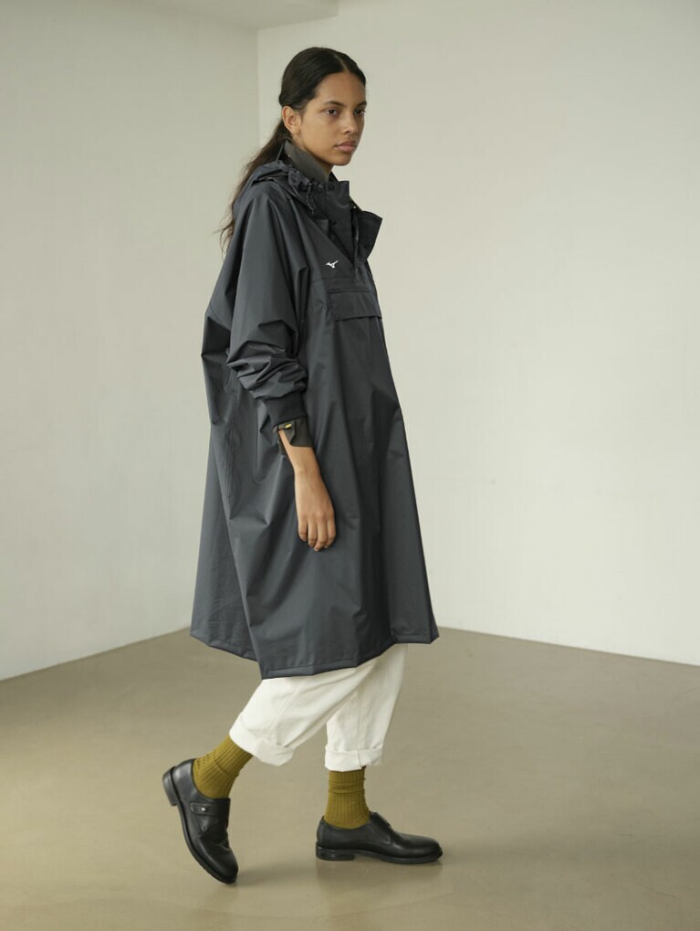 POLYESTER POPLIN PONCHO ユニセックス Coulor:black 46,200円(税込み)。