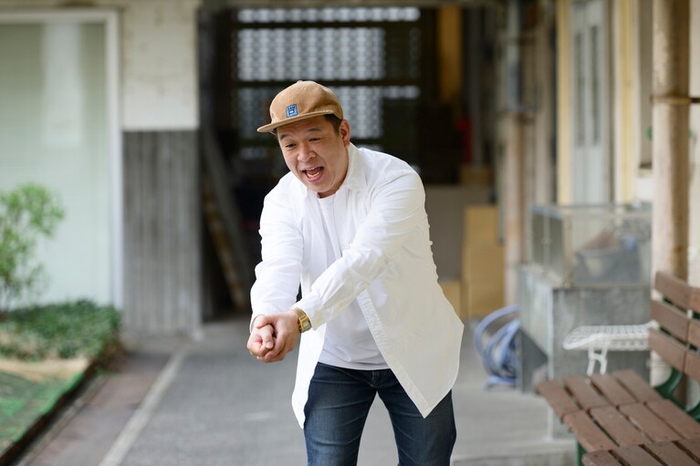 「愛犬に散歩のリードを引っ張られている僕」