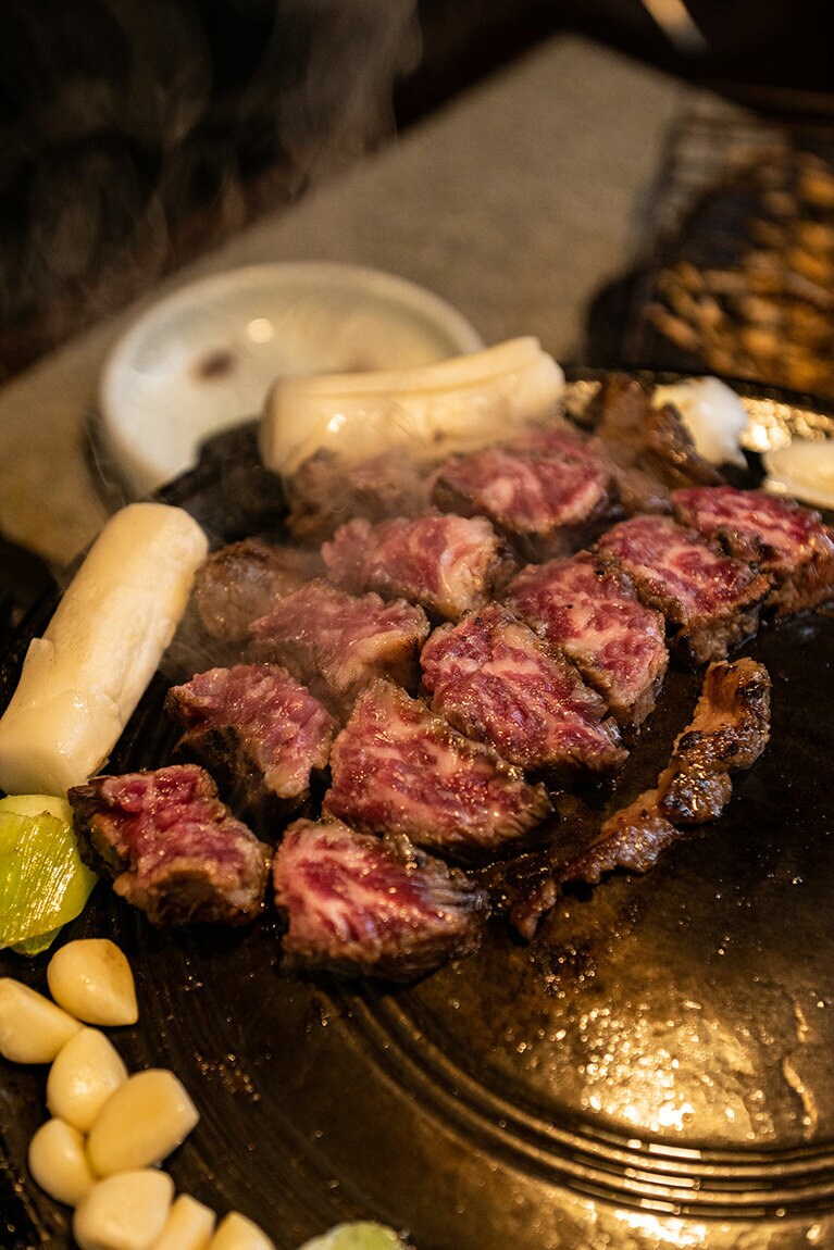 訪れた客がほぼ全員頼む、看板メニュー。米国産の最高級牛肉を使用した「ウデカルビ」W32,000(2人前から注文可能)。まずは何もつけずに味わって。