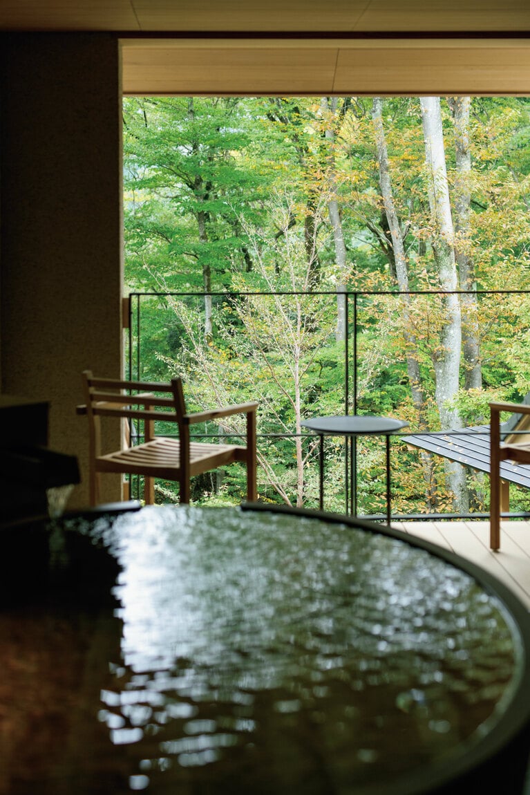 離れ貴賓室「雨」。眼前に広がる景色を楽しむ青森ヒバの展望風呂。