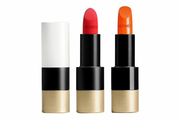 左：ROUGE À LÈVRES MAT、右：ROUGE À LÈVRES SATINÉ 各7,200円。 ©Studio des Fleurs