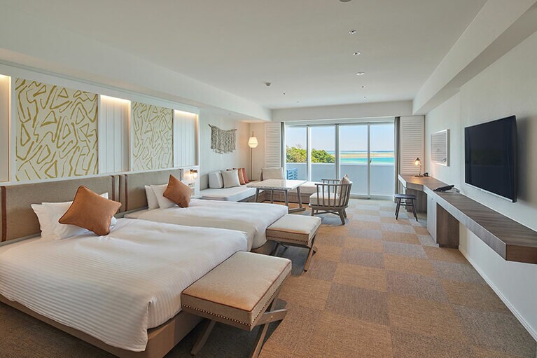 客室の一例。部屋には、襟元にホテルのイメージカラーであるピンクのフラミンゴをデザイン＆アクセントの館内着が全室に用意されている。