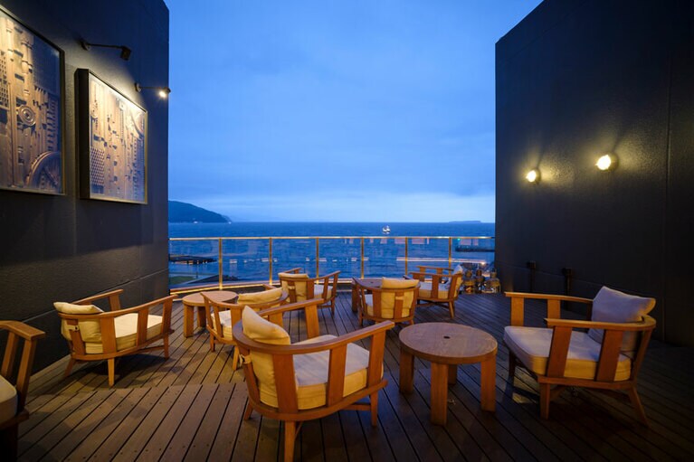 船の甲板をイメージしたサンブエナデッキ。