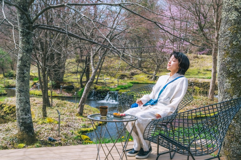 「棚田ラウンジ」にはフロントなどがある「集いの館」のライブラリーラウンジからドリンクやお菓子などを持ってくつろぐこともできる。この日のお菓子はすはまだんご。だんご好きという端さんも感激。