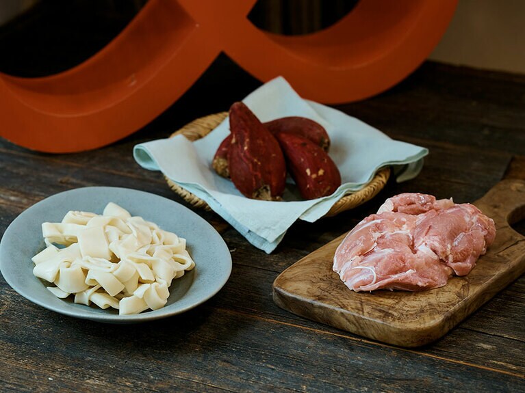 アレンジの例として、左から山梨のほうとう、鹿児島のさつまいも、宮崎の地鶏を。ほうとうは食べ応えがあり、食べるスープとしてワンランクアップ。野菜の滋味深い味にさつまいもの甘みが加わることで、ほっこりとした味わいに。スープの旨味が深まる地鶏は、土地ごとのブランド鶏にするのがオススメ。