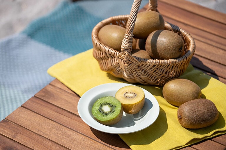 今回使ったゼスプリのキウイは二種類。食物繊維が豊富なグリーンキウイと、ビタミンCたっぷりのサンゴールドキウイ。日焼けしたお肌にもうれしい。