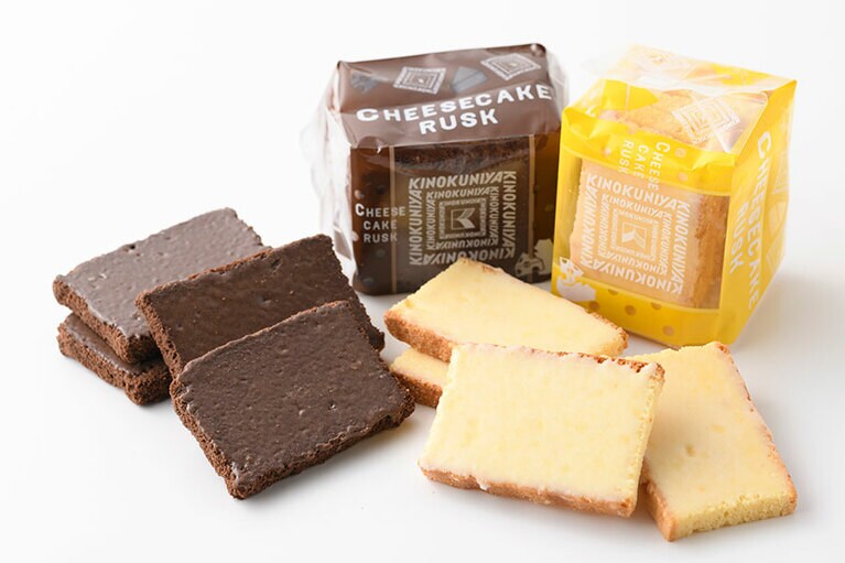チーズケーキラスク 各500円。左から：チョコレート、プレーン／紀ノ国屋