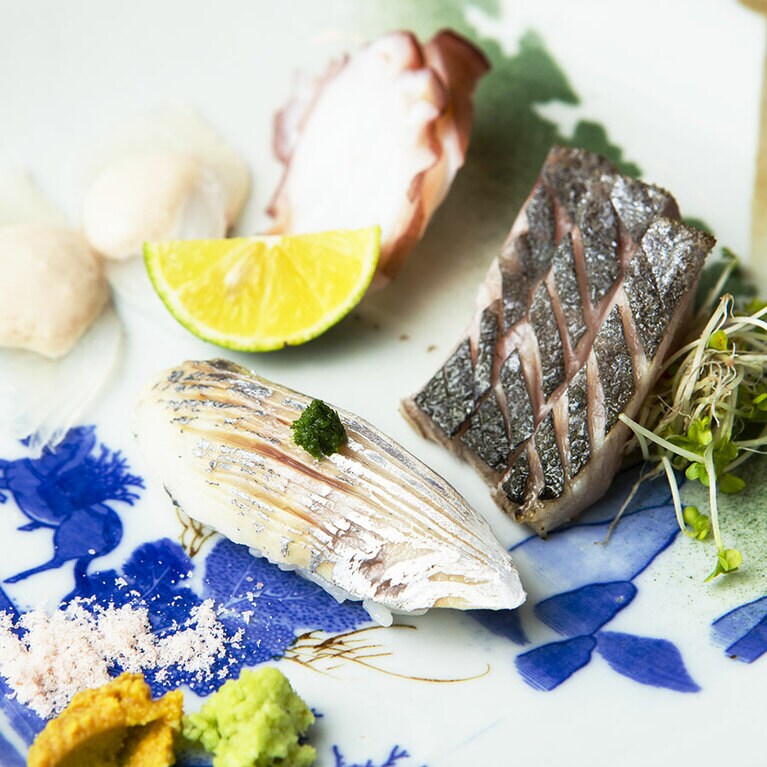 「鰆の藁たたき」を含むお造りの盛り合わせ(2,000円～) Photo：Tadashi Shirasawa