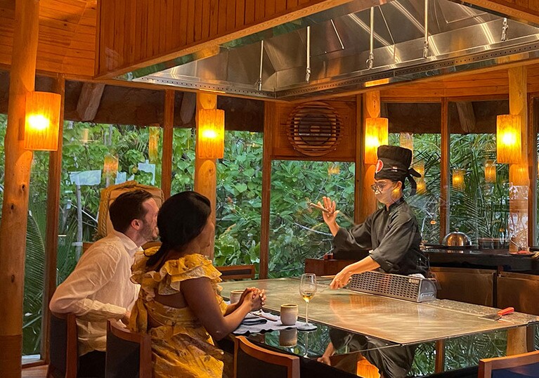 「バイ・ザ・シー」の鉄板焼きコーナー。オーバーアクションな焼き方がゲストを楽しませてくれる。エアコン完備なので、鉄板の近くでも快適だ。