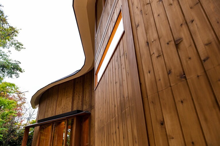 ゲストはいったん外へ出て客室へと案内されます。波形の屋根や外観がユニーク。