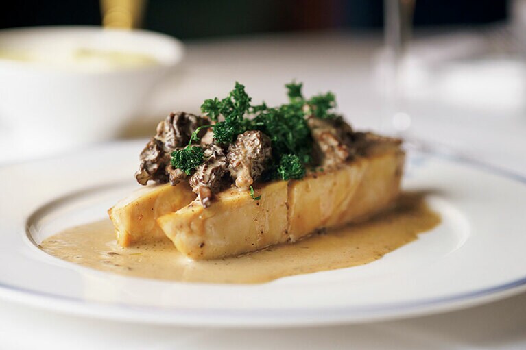 「カフェ・ラペルーズ」で人気の鶏料理。モリーユ茸の香り高いソースとともに。36ユーロ。